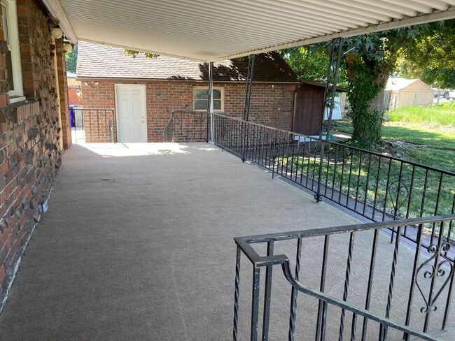 Building Photo - Spacious 4 Bedroom on Upriver Drive