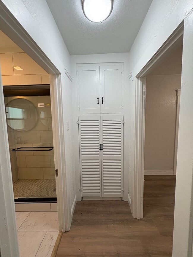 Building Photo - Spacious Tulare home Available Now!