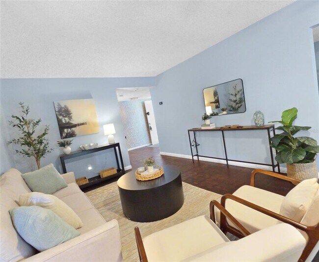 Building Photo - 553 Fairways Cir