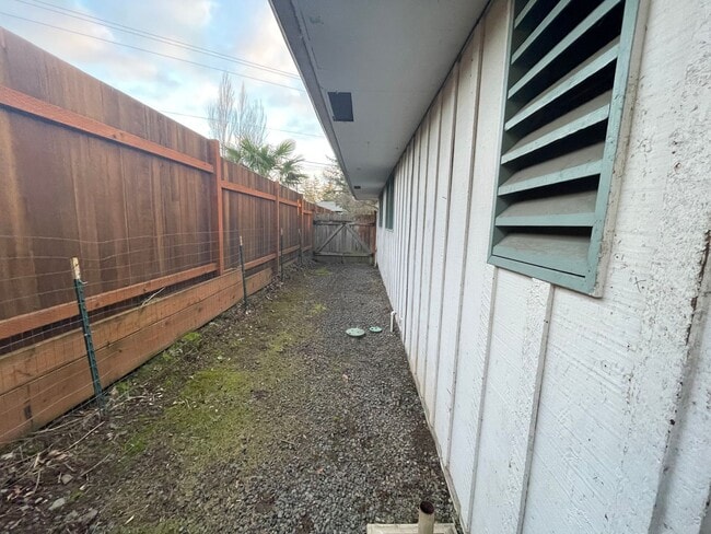 Building Photo - Classic 3 Bedroom 1.5 Bathroom Ranch House in Beaverton!! Great Yard! Cedar Hills~Cedar Mill Nort...