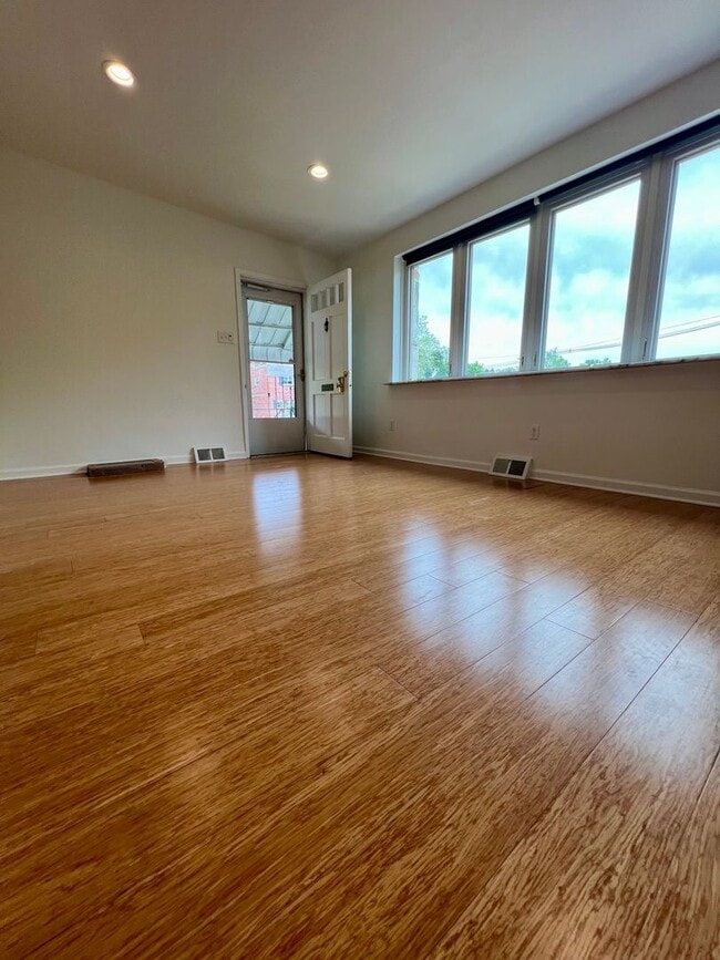 Building Photo - Gorgeous 3-Bedroom Townhome with One-Car Garage in Roxborough! Available NOW!