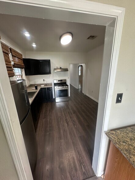 Building Photo - 1640 Poland Ave