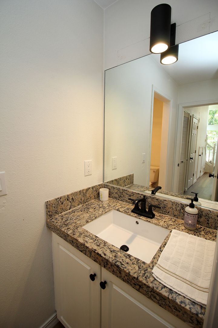Building Photo - 9711 NW Miller Hill Dr
