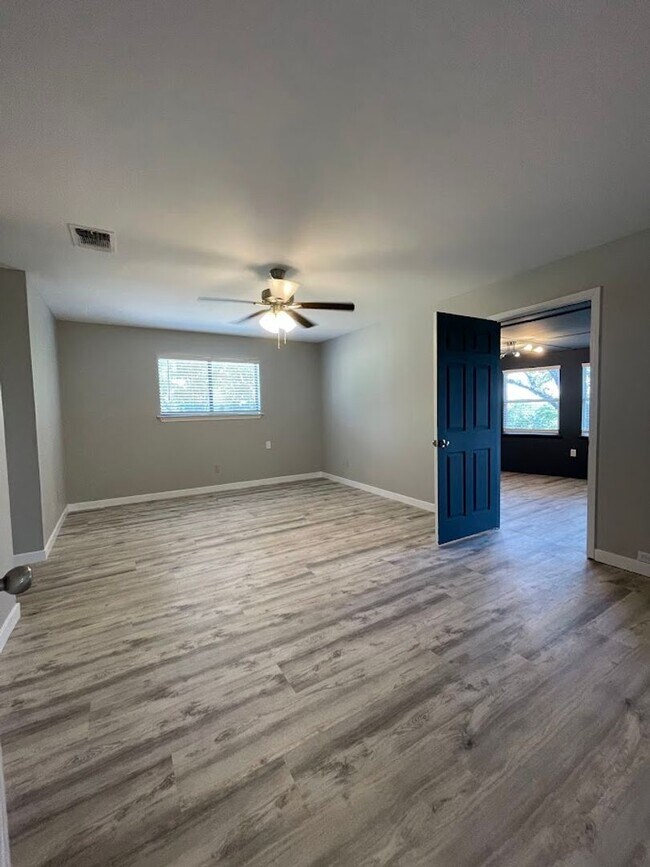 Building Photo - NEW ON MARKET