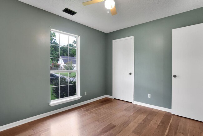 Building Photo - 3 Bed 2 Bath In Richmond Hill