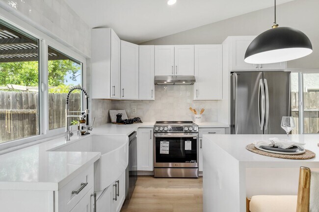Building Photo - Beautifully Renovated 3 Bed/2 Bath Home in...
