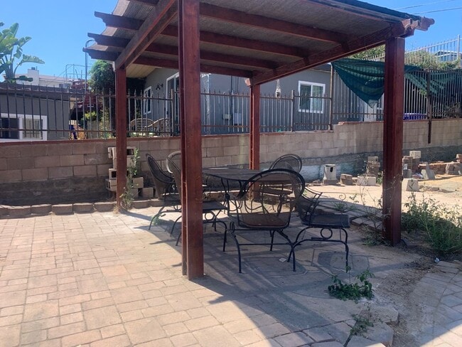 Building Photo - Fully gated Charming craftsman Two bedroom...