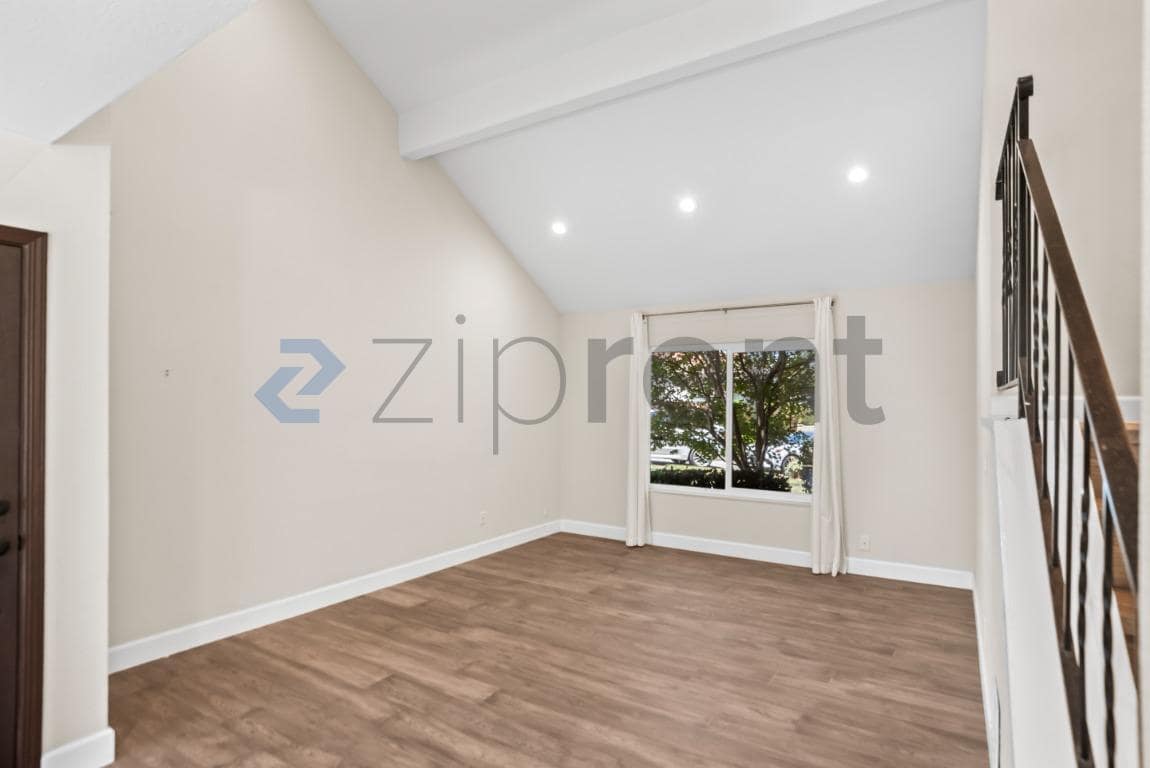 Building Photo - Unit