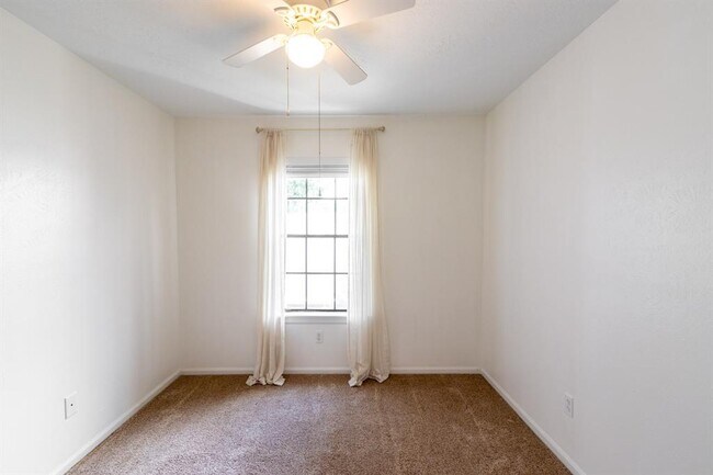 Building Photo - 17283 Saturn Ln