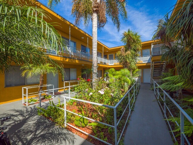 Interior Photo - 1166 S. Crenshaw Blvd