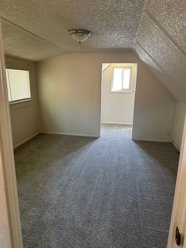 Building Photo - Adorable 2-bedroom 1 bath home