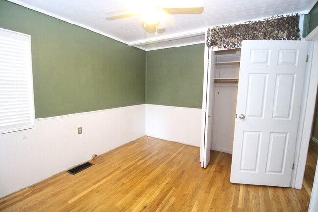 Building Photo - Adorable 3bdrm Downtown Bungalow.   Move in special----half off the first 2 months!!!!