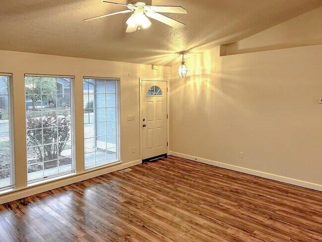 Building Photo - 1435 N Inez Pl