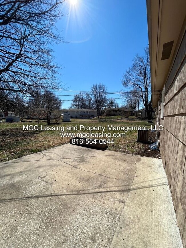 Building Photo - Lee's Summit, MO hidden gem with this ranc...