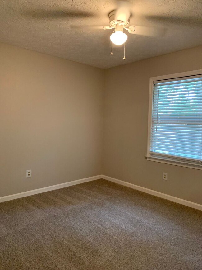 Building Photo - For Rent - Quiet neighborhood but close to everything!!