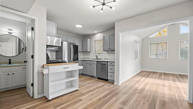 Building Photo - 7117 Country Hill Dr