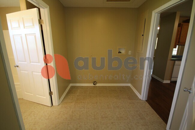 Building Photo - Quiet 3 Bedroom 2 Bath with Creek Access