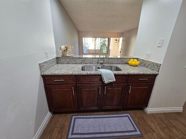Building Photo - Downstairs 1 Bedroom Unit with Front Patio...