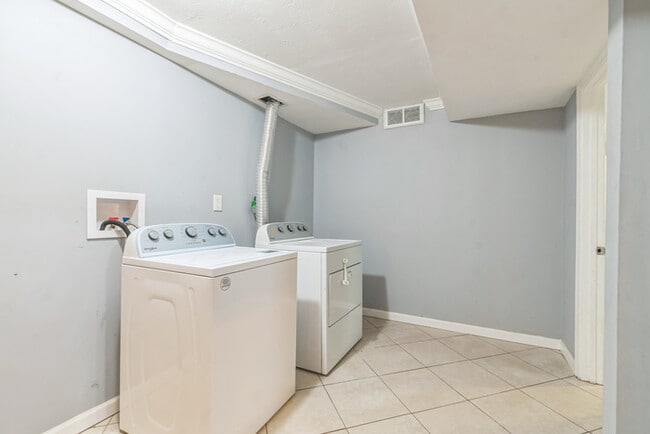 Building Photo - Pet Friendly Mid-Century Modern 4/Bedroom,...