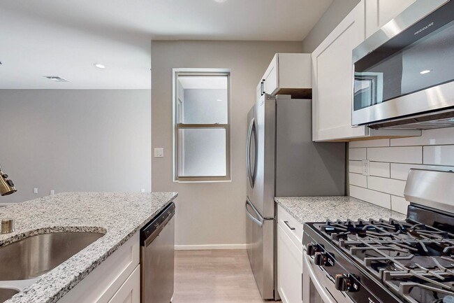 Building Photo - New Townhouse NE Heights 2/bedroom 1.5/bath 1/CG