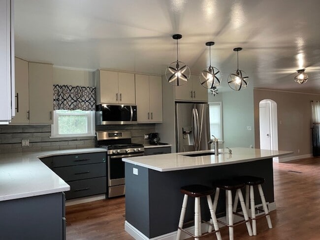 Building Photo - House For Lease