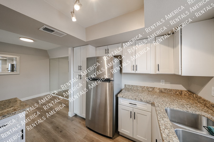 Building Photo - 700 E Mesquite Cir