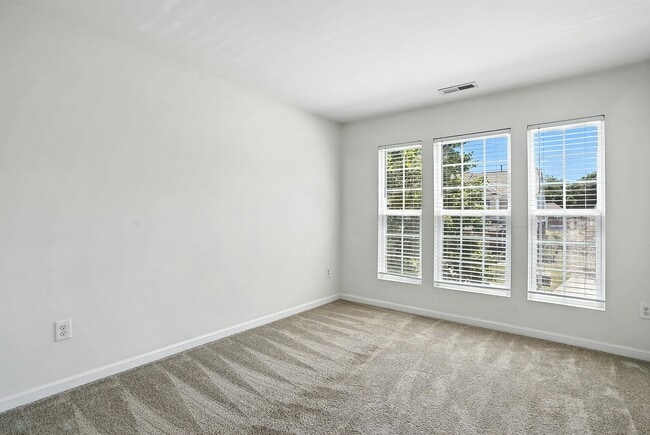 Building Photo - WONDERFUL TOWNHOUSE IN CARY-3 BEDROOMS 2 1...