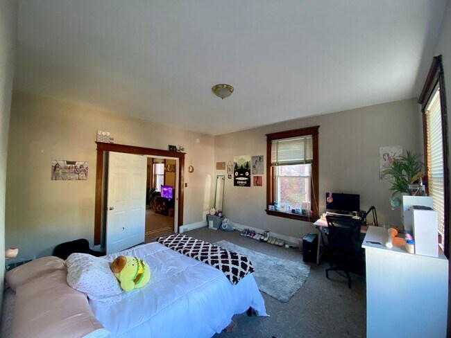 Building Photo - 2364 Victor St