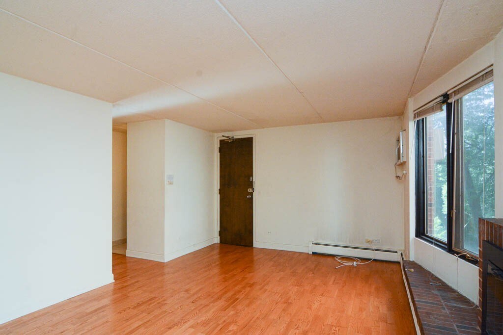 Building Photo - 622 W Wellington Ave