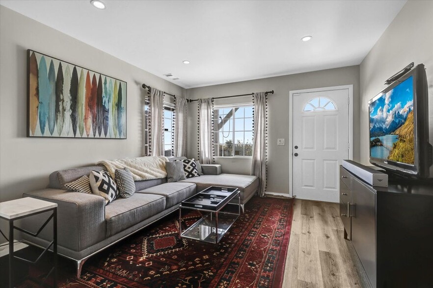 Building Photo - 2740 Highland Way