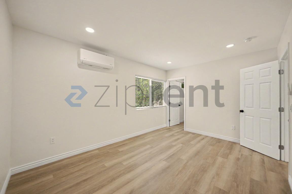 Building Photo - Unit