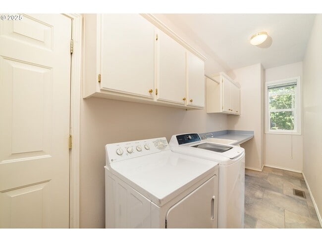 Building Photo - 5630 SW Kruse Ridge Dr