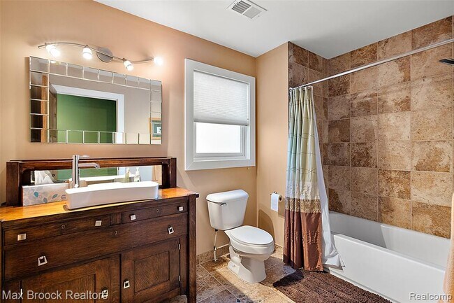 Building Photo - 2022 Willow Beach St