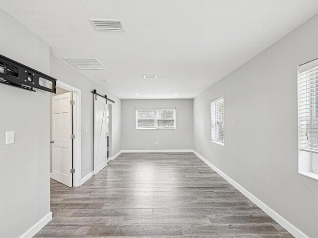 Building Photo - 605 Gardenia St
