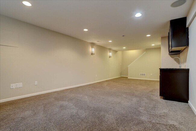 Building Photo - 10701 Hobbit Ln