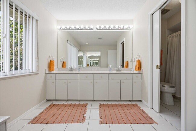 Building Photo - "Spacious 3-Bedroom Retreat with 2 Full Baths in Rotonda West Pinehurst!"