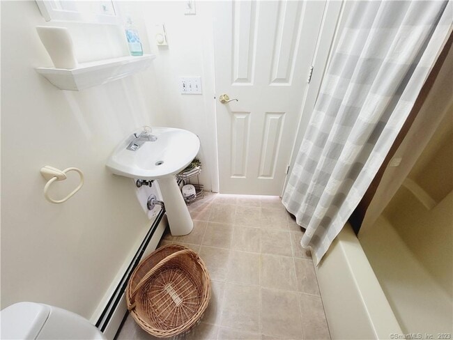 Building Photo - 4 -8 E Lake Rd