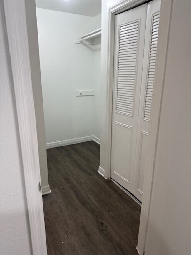 Building Photo - Serra Vella - 335-100