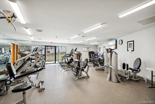 Building Photo - 16 Club Dr S