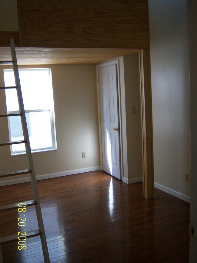 Building Photo - 319 American Ave
