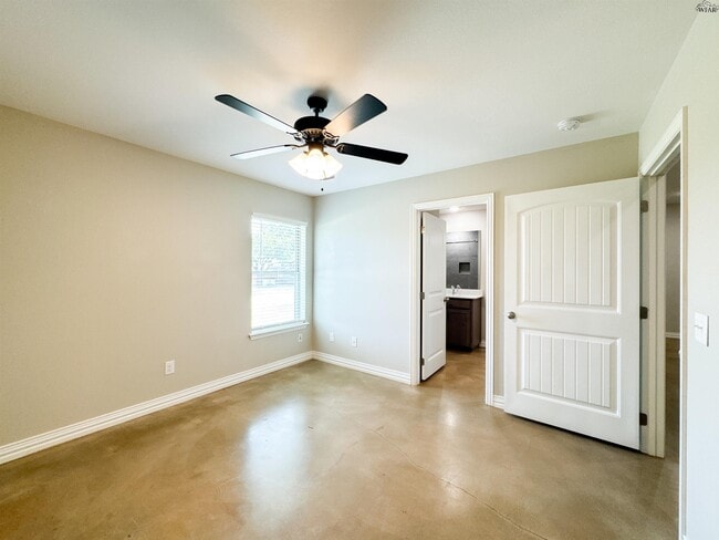 Building Photo - 406 E China St