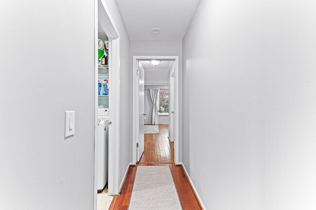 Building Photo - 6560 Ridgefield Cir