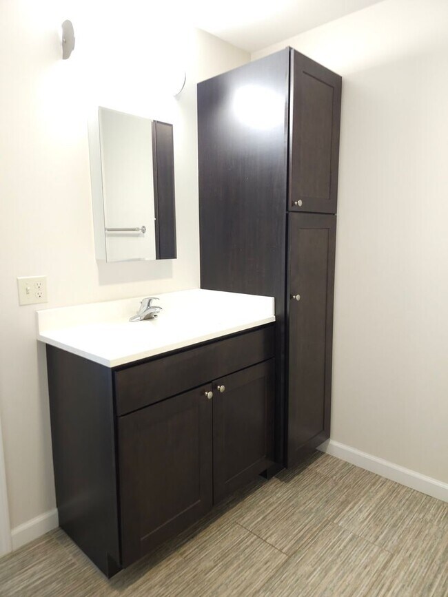 Building Photo - Here's a 1 Bedroom Apartment waiting for you!