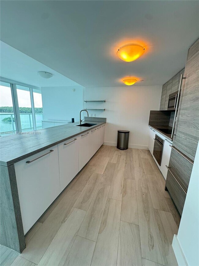 Building Photo - 400 Sunny Isles Blvd