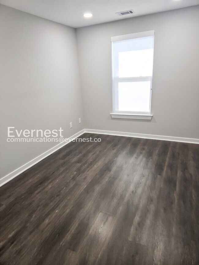 Building Photo - Bright and Lovely 3-Bedroom Townhome with Modern Amenities / Pet-Friendly /Coming Soon!