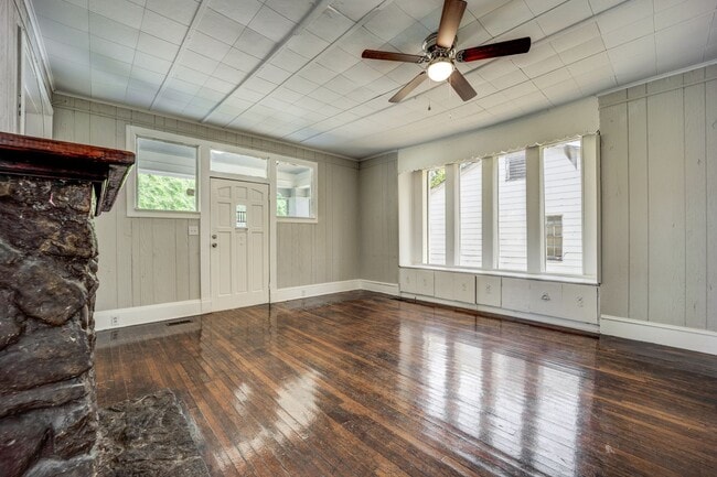 Building Photo - Freshly Updated 3 Bedroom House