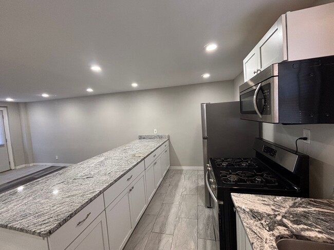 Building Photo - 114 1/2-26-22 S 6th St