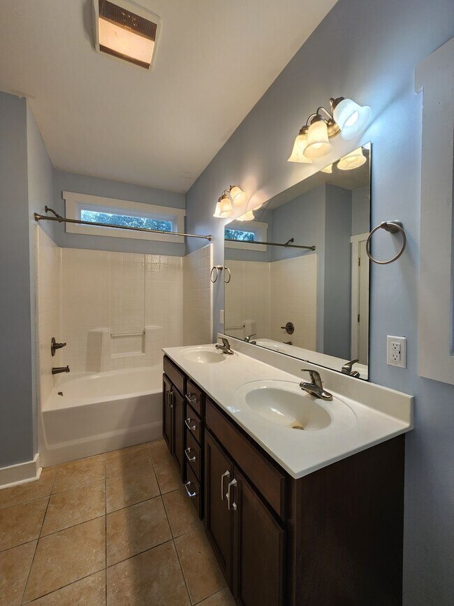 Building Photo - 3 Bedroom home with an upstair bonus room ...