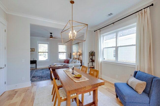 Building Photo - 615 E 33rd St