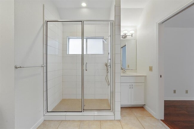 Building Photo - 7905 Henry Kinney Row